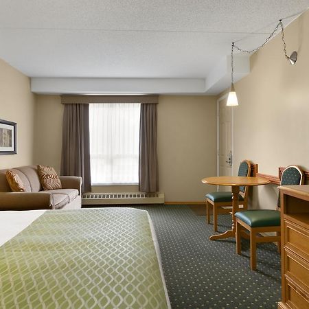 Colonial Square Inn & Suites Saskatoon Ngoại thất bức ảnh