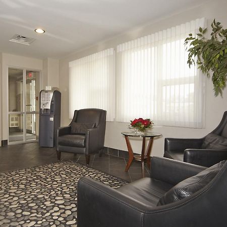 Colonial Square Inn & Suites Saskatoon Ngoại thất bức ảnh