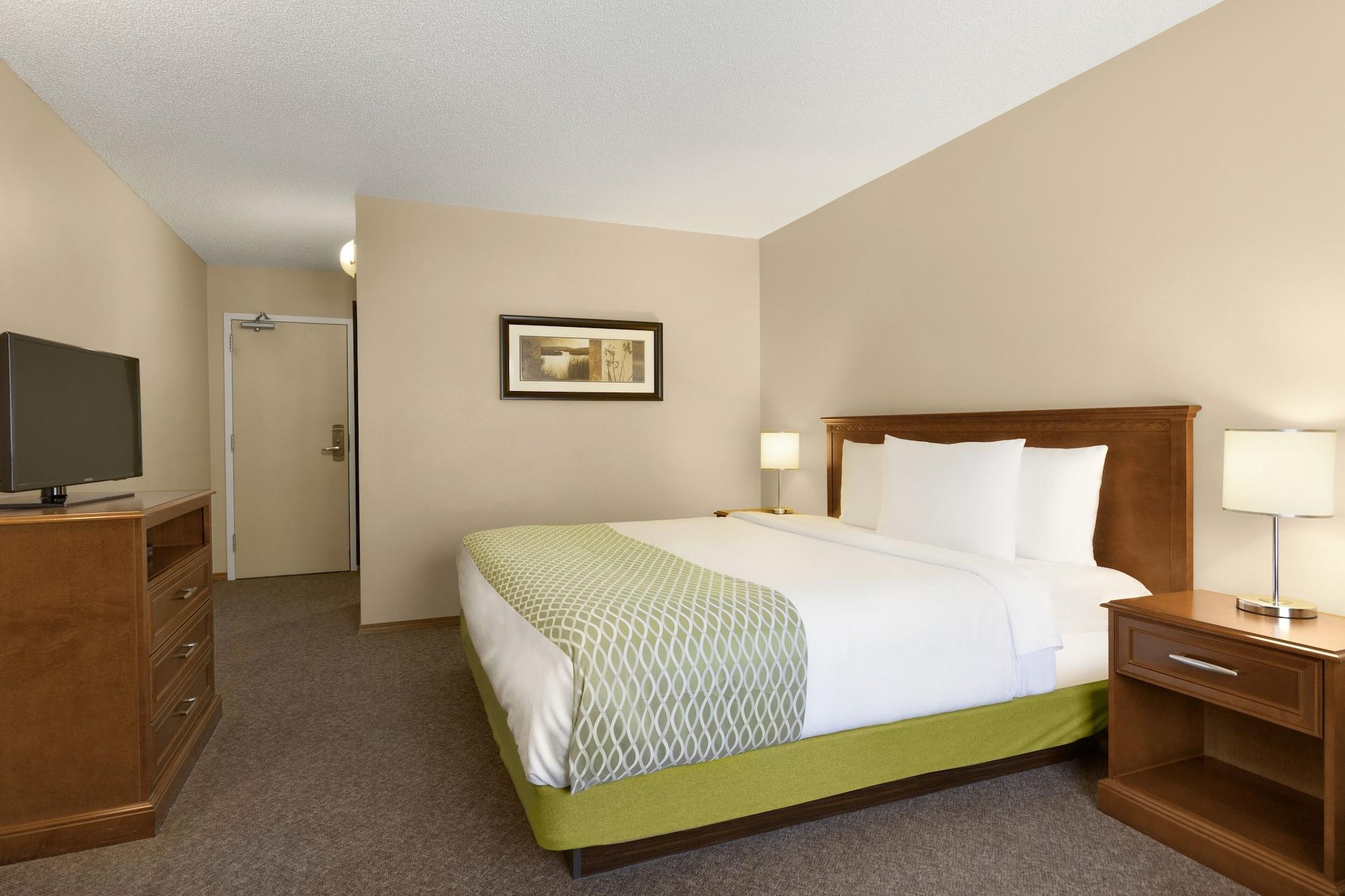 Colonial Square Inn & Suites Saskatoon Ngoại thất bức ảnh