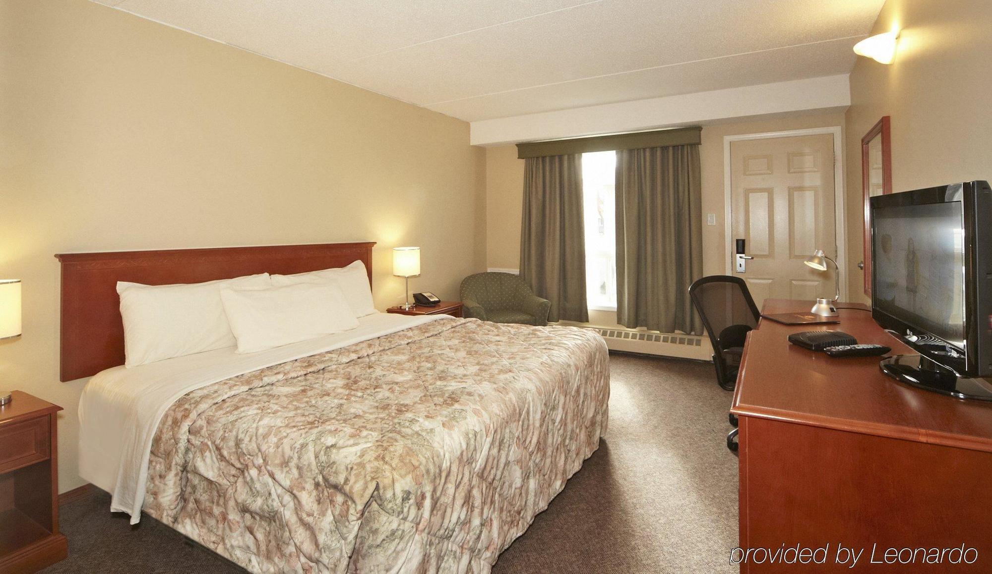 Colonial Square Inn & Suites Saskatoon Ngoại thất bức ảnh