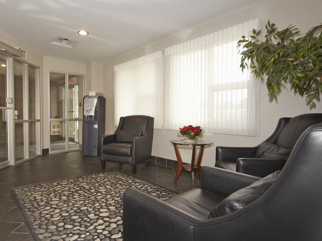 Colonial Square Inn & Suites Saskatoon Ngoại thất bức ảnh