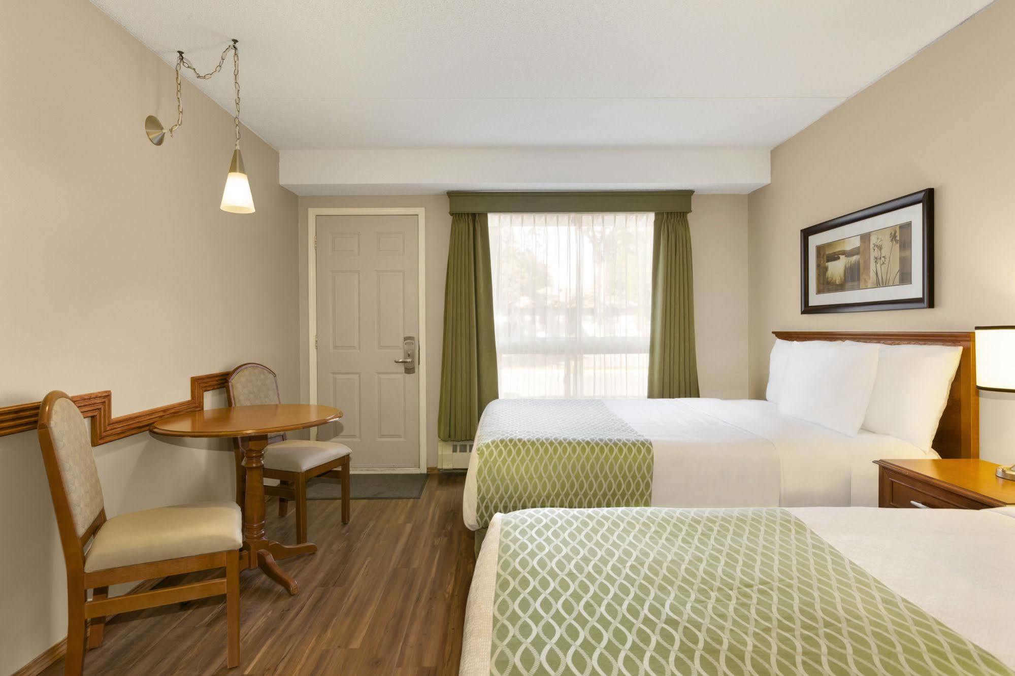 Colonial Square Inn & Suites Saskatoon Ngoại thất bức ảnh