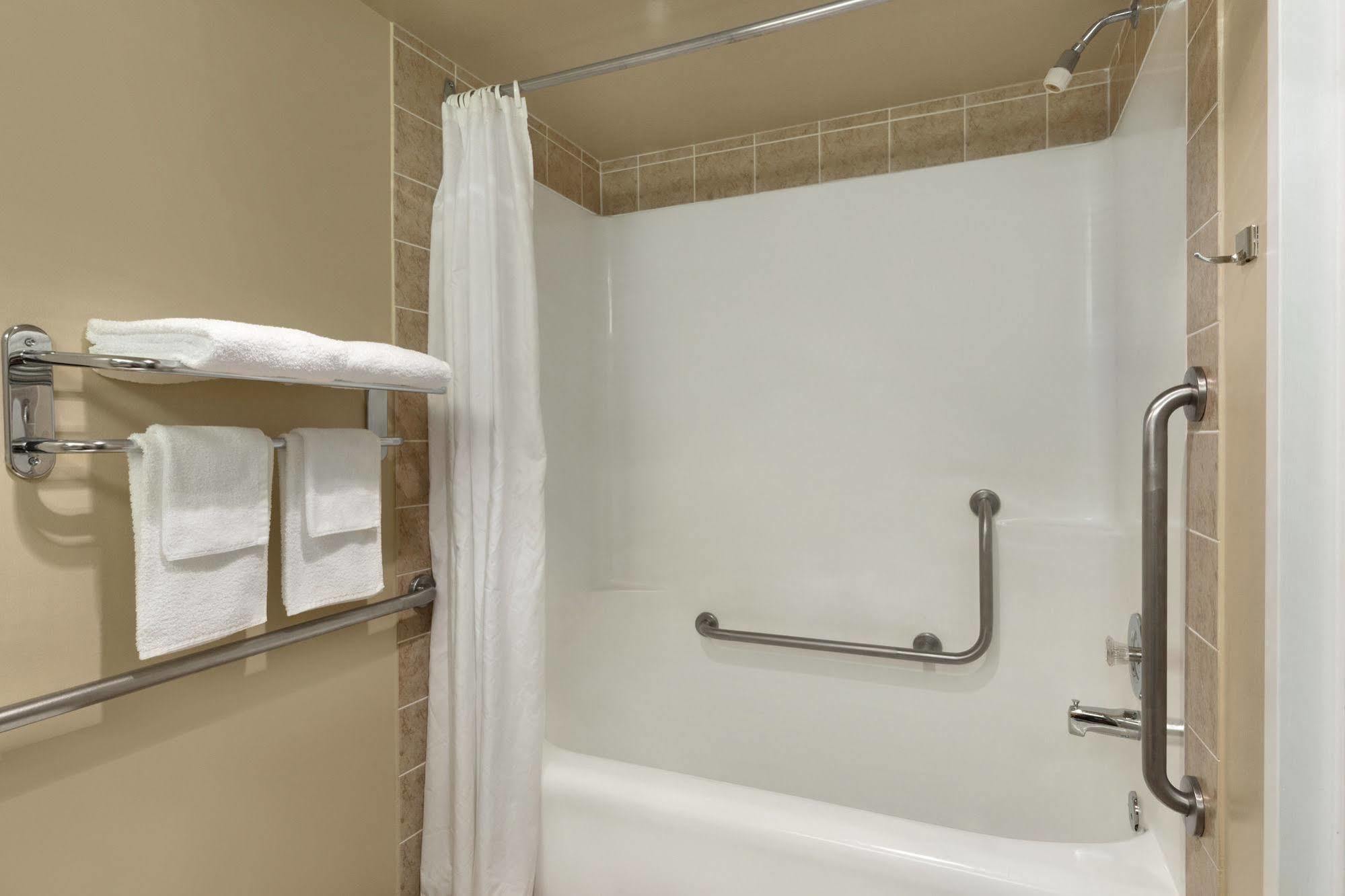 Colonial Square Inn & Suites Saskatoon Ngoại thất bức ảnh