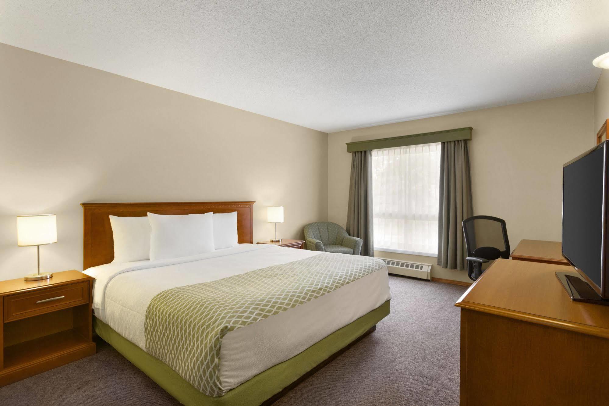 Colonial Square Inn & Suites Saskatoon Ngoại thất bức ảnh